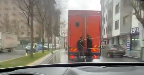 Esenyurt'ta Tehlikeli Paten Yolculuğu Kameralara Yansıdı