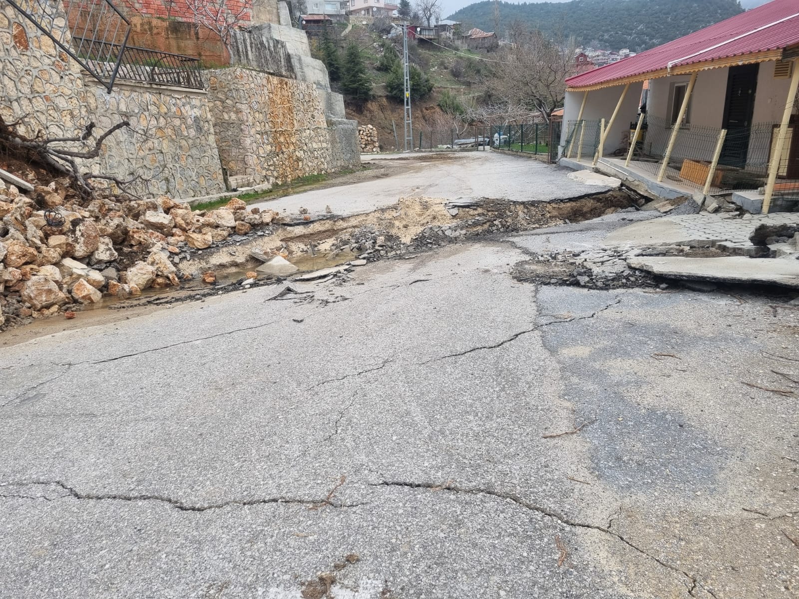 Mersin'de Heyelan Felaketi: Evler Zarar Gördü