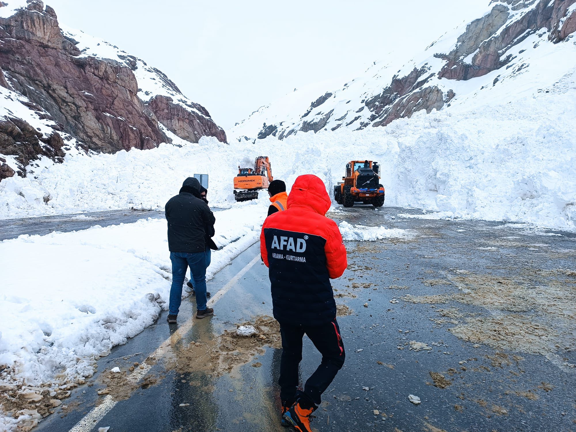 Van-Hakkari Kara Yolu Çığ Sonrası Yeniden Ulaşıma Açıldı