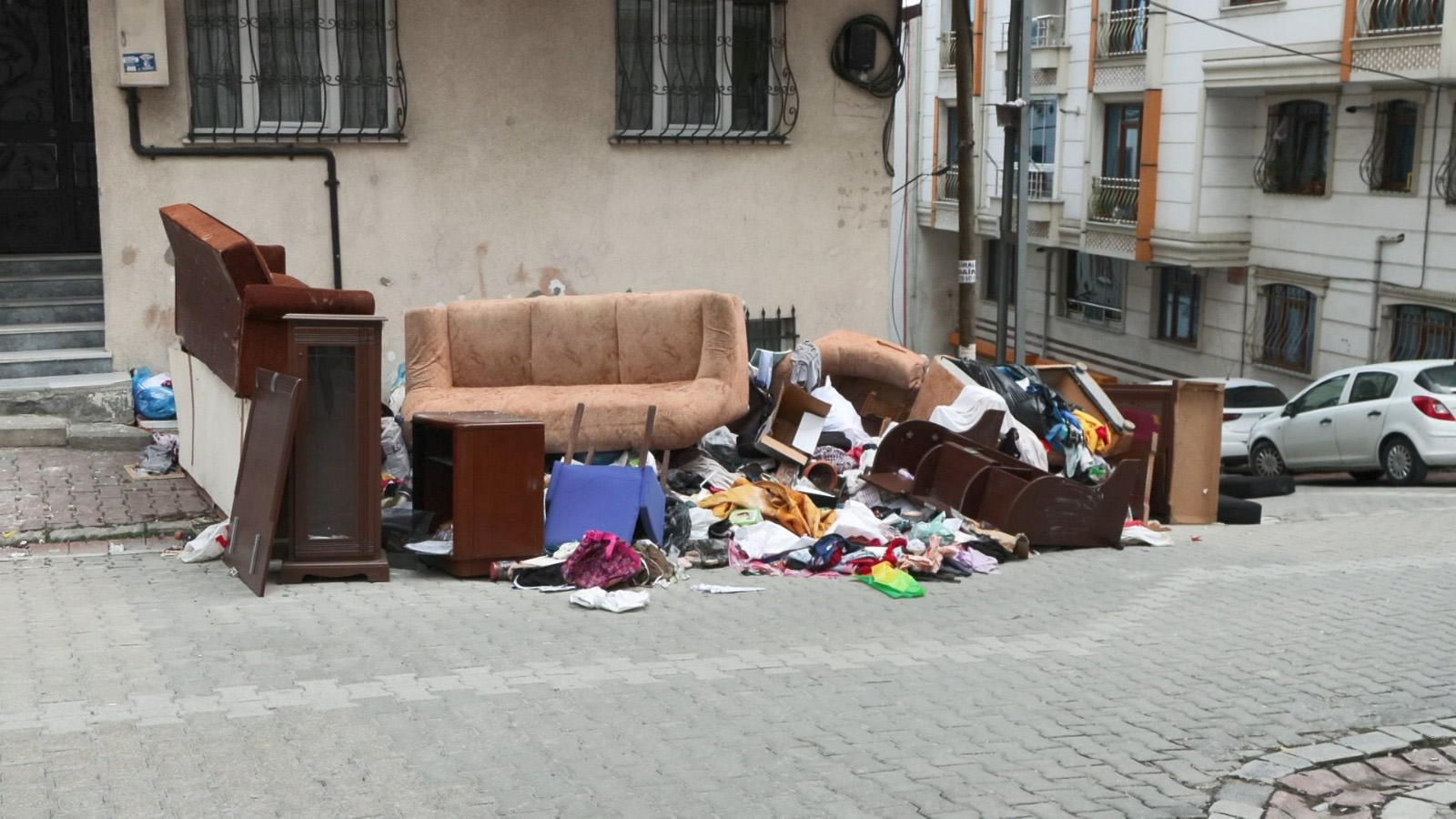 Esenyurt'ta Kiracı Drama: Evden Çıkarılan Eşyalar Sokağa Atıldı