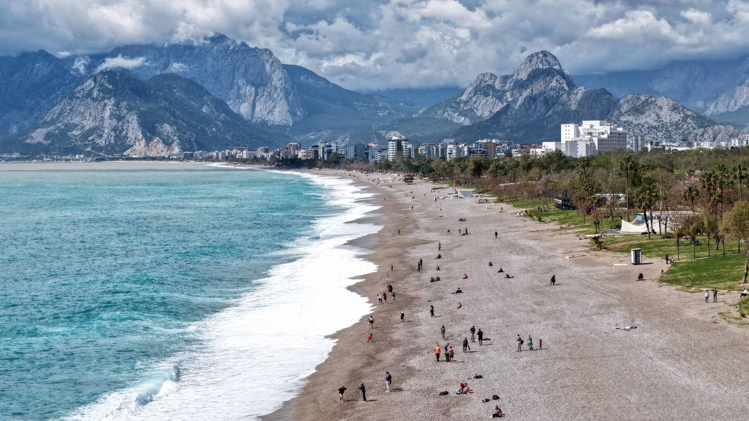Antalya’da Güneşli Hava, Sahillerde Kalabalık Oluşturdu