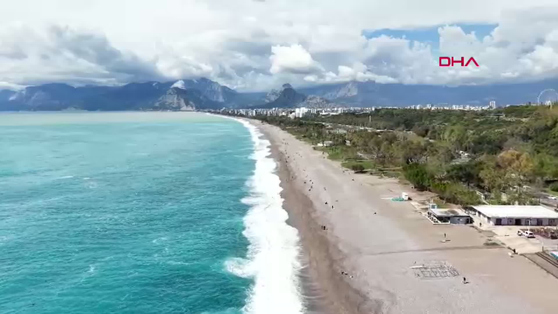 Antalya'da Yağmurdan Sonra Güneş Işıldadı, Sahillerde Kalabalık Oluştu