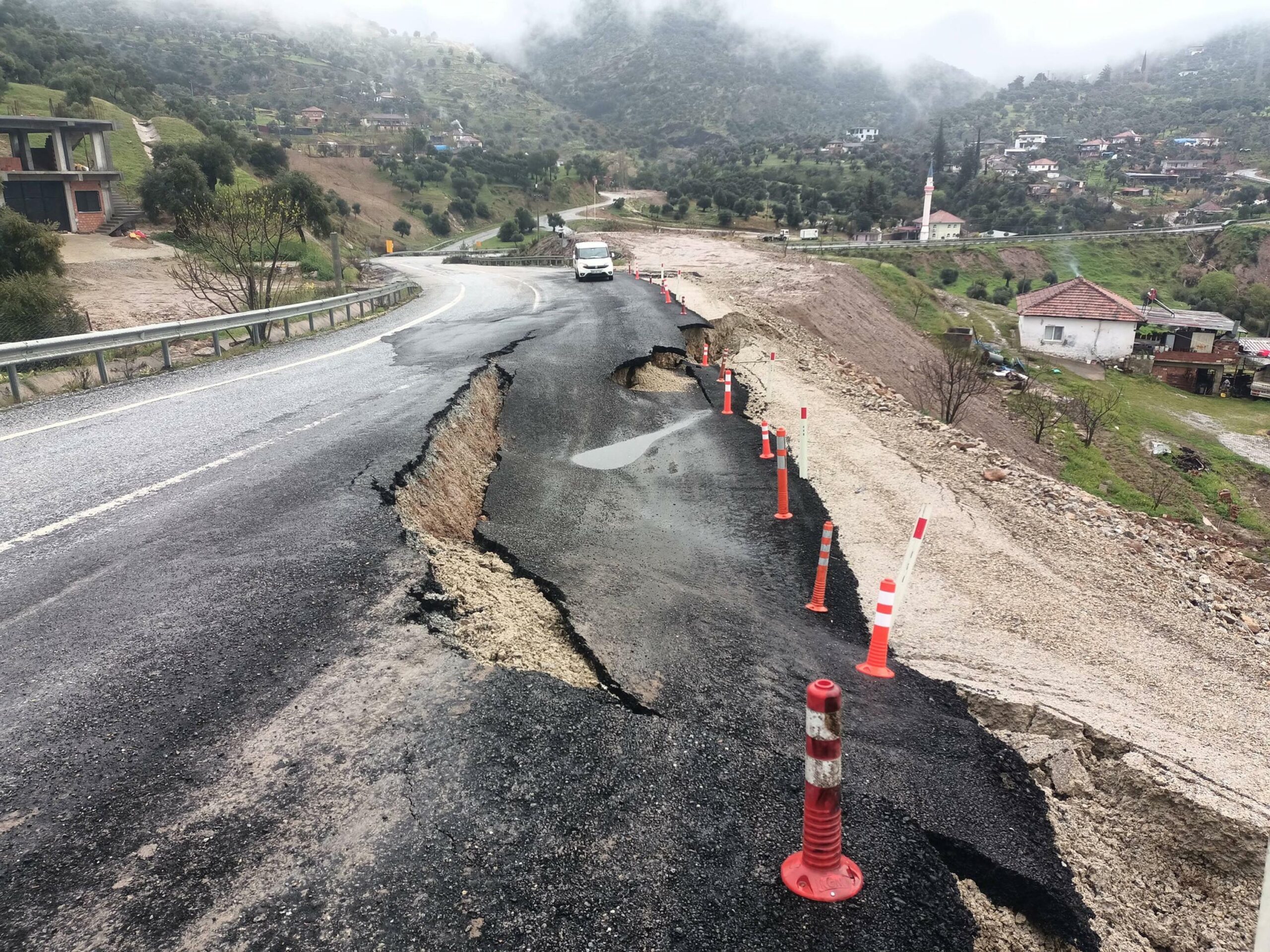 Aydın'da İkinci Toprak Kayması: Kara Yolu Yeniden Çöktü