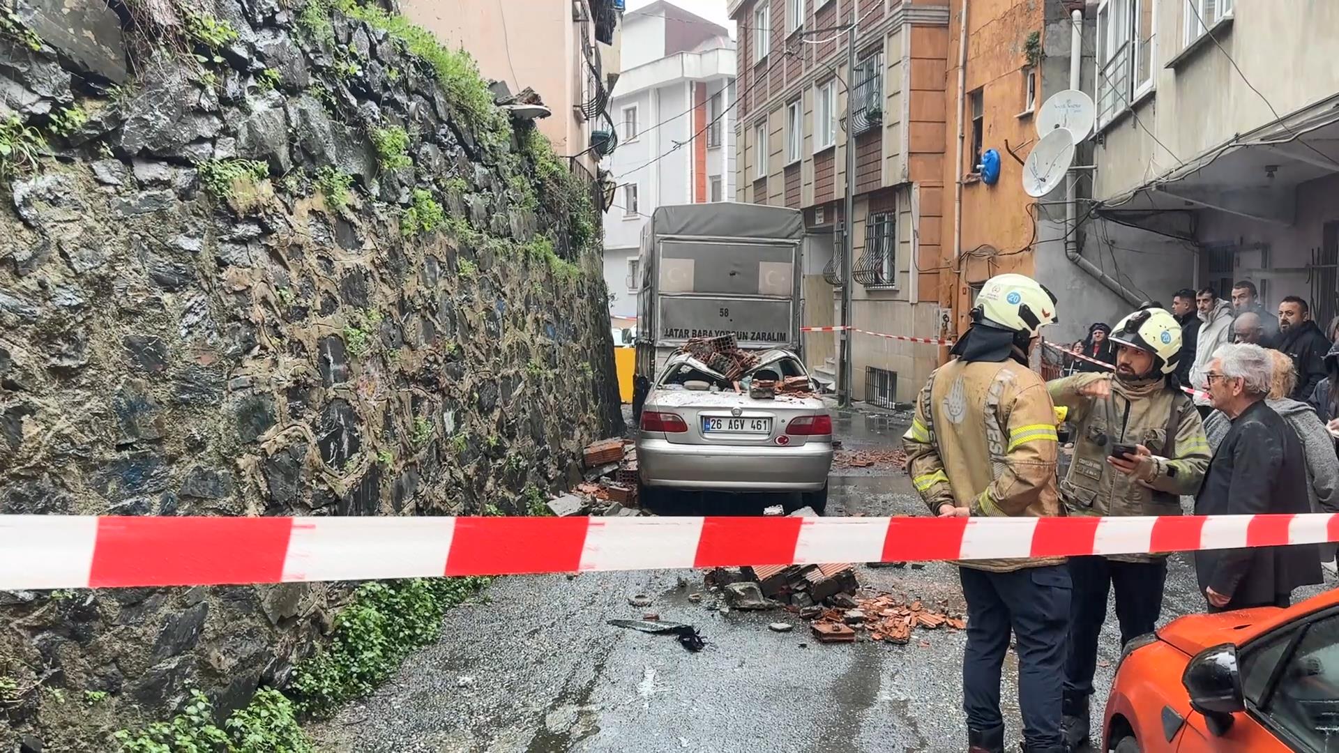 Kağıthane'de Sağanak Yağmur Duvarı Park Halindeki Araca Yıktı