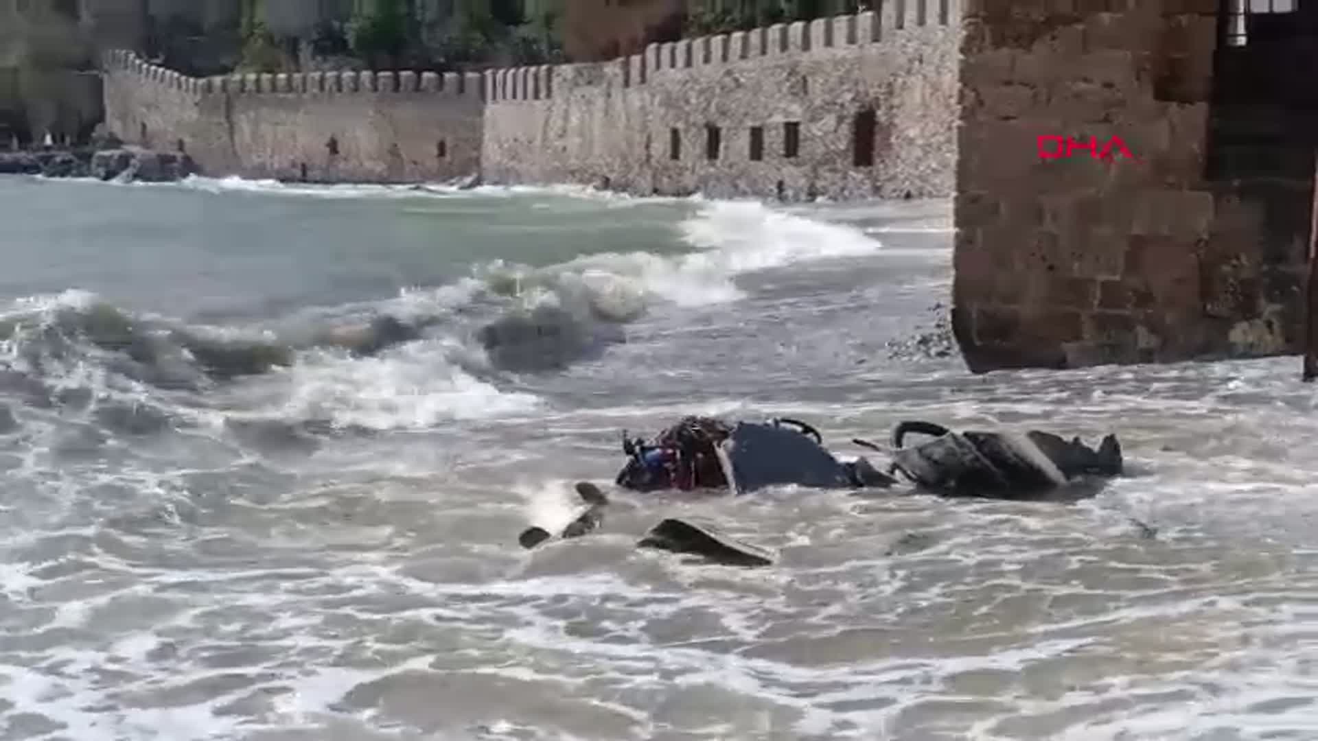 Antalya'da Fırtınaya Yakalanan Balıkçı Teknesi Alabora Oldu