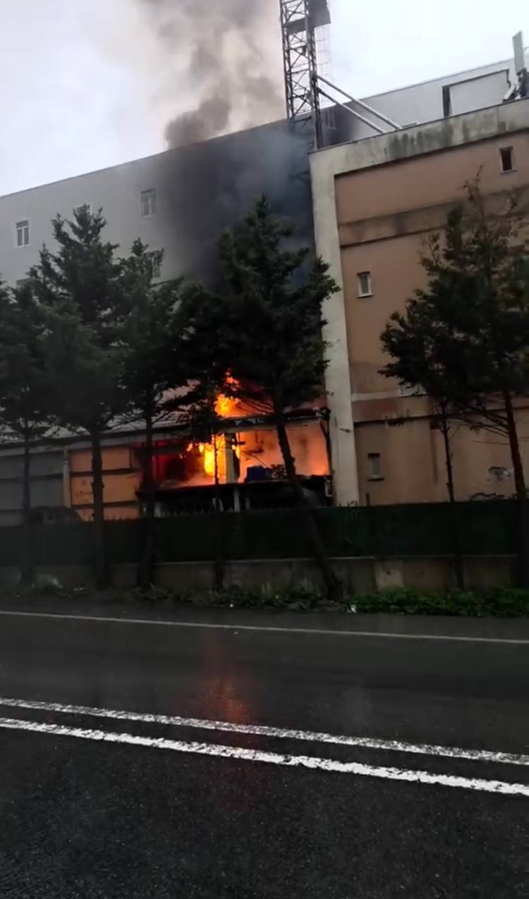 İstanbul Arnavutköy'deki Fabrika Yangını Kontrol Altına Alındı