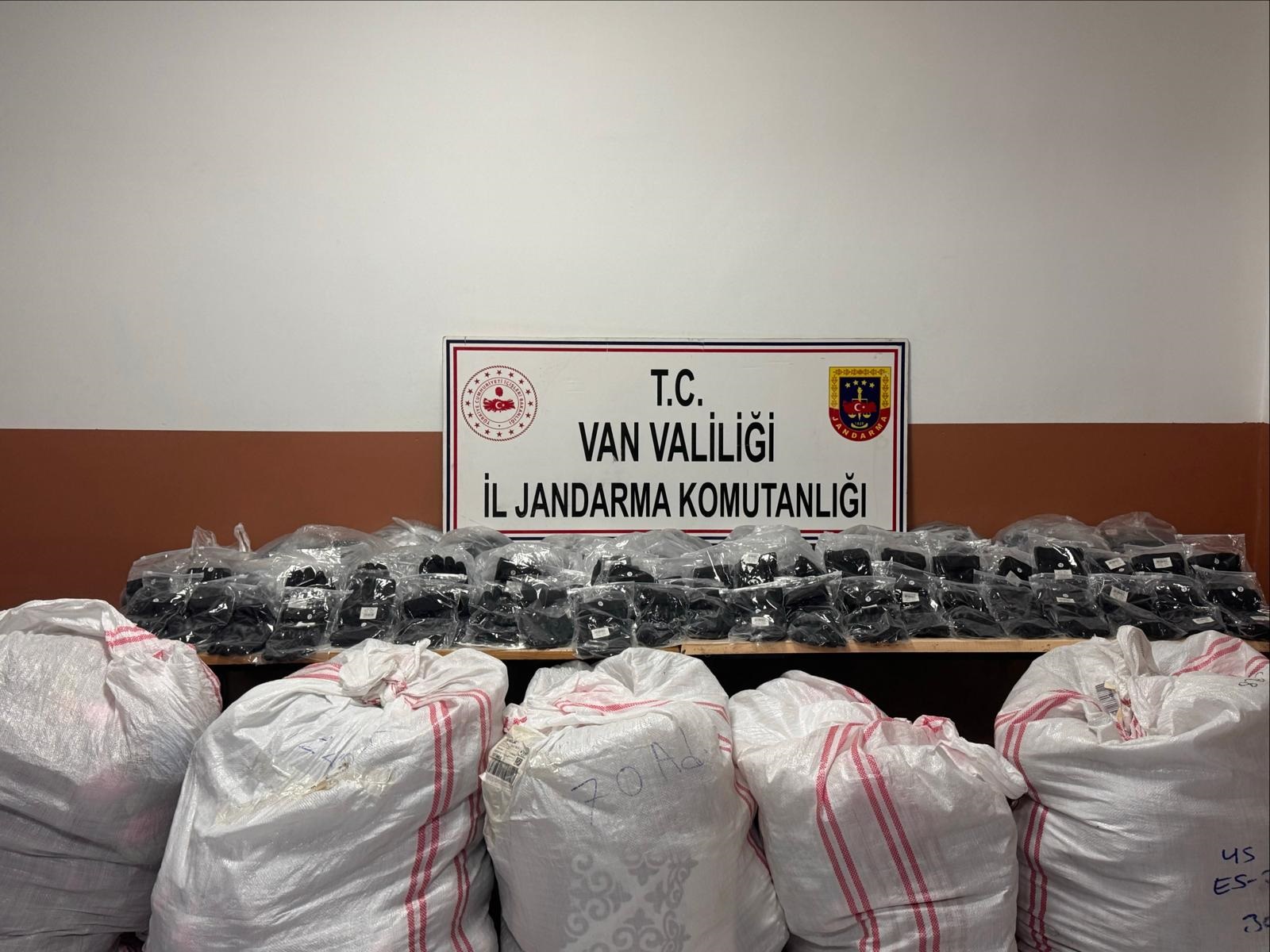 Van'da 5 Milyon 800 Bin TL Değerinde Gümrük Kaçağı Eşya Ele Geçirildi