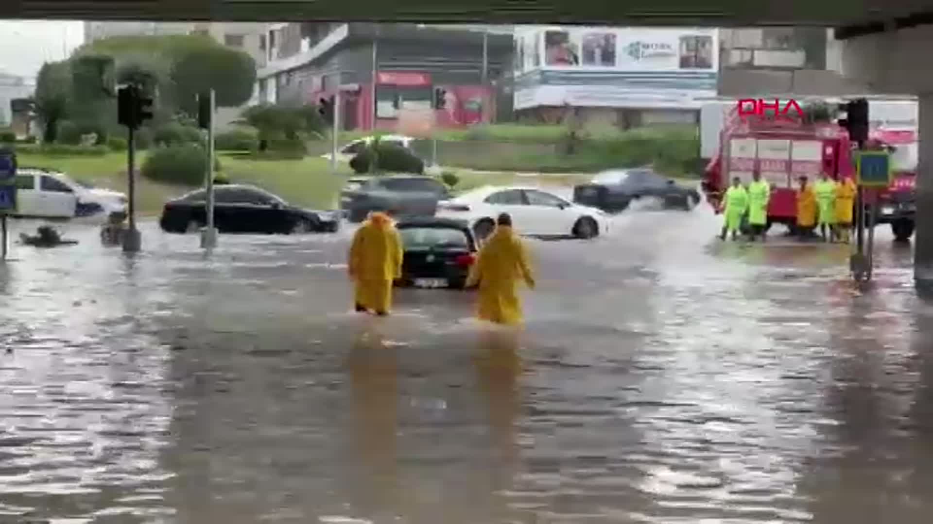 Adana'da Sağanak Yağış Sonrası Yollar Göle Döndü