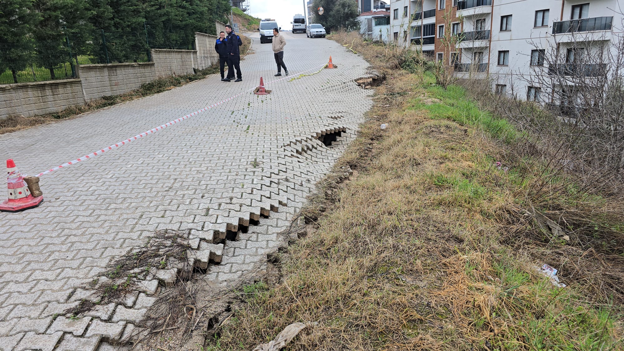 Sağanak Sonrası Mudanya'da Yolda Çökme İhbarı Tedirginlik Yarattı