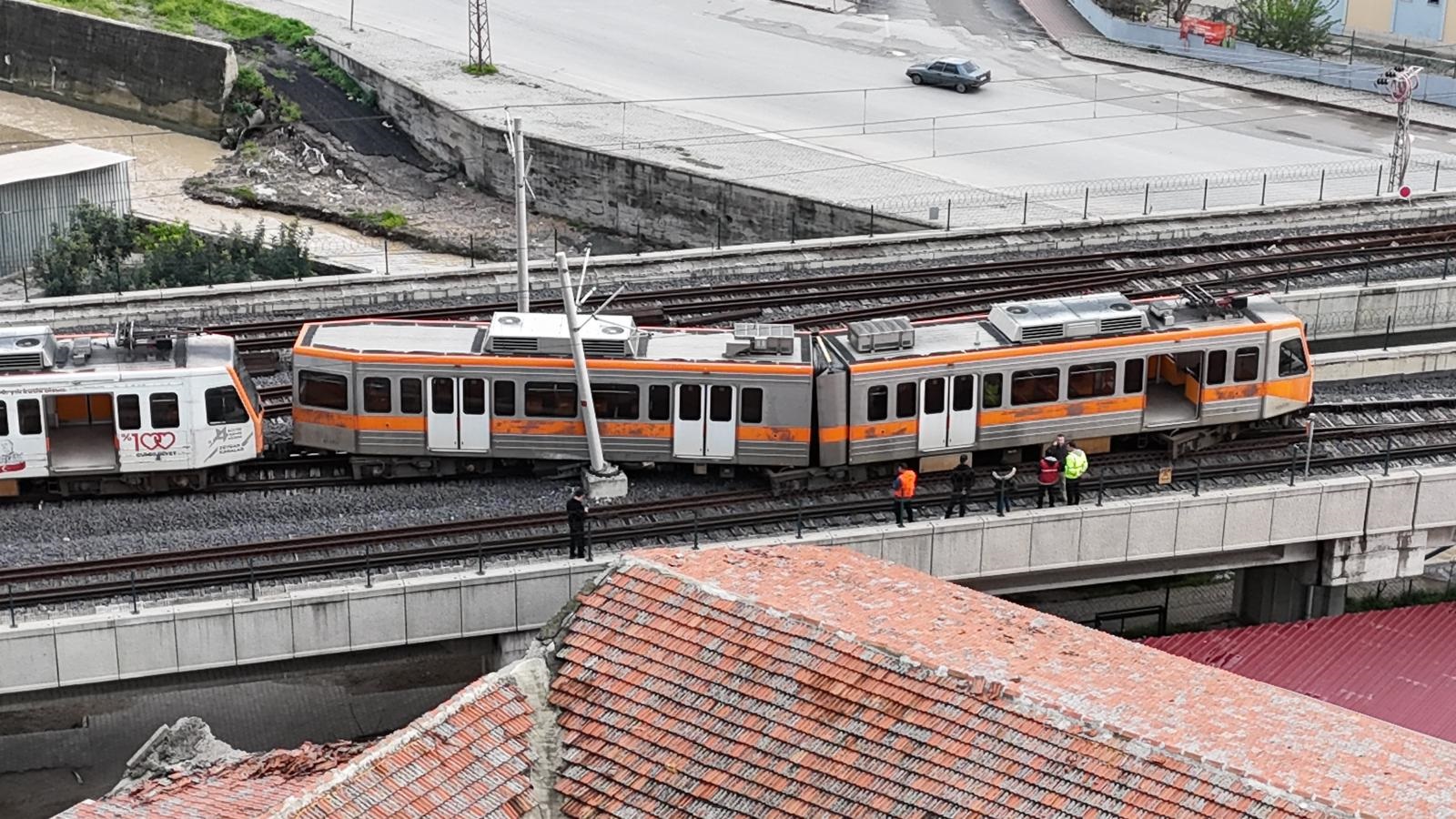 Adana'da Metro Vagonu Raydan Çıktı, Yaralı Yok!