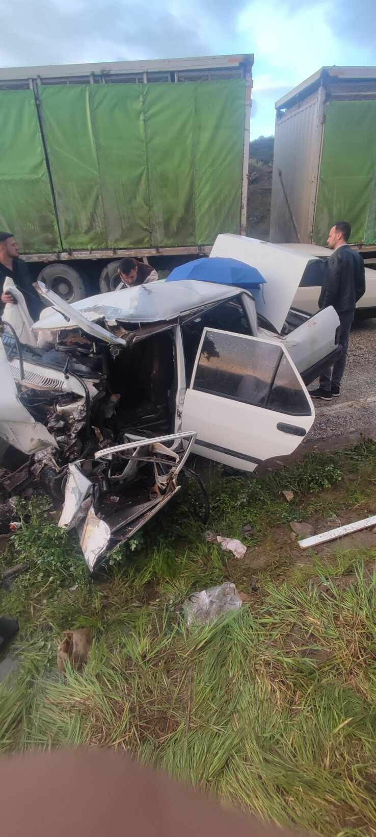Manisa'da Otomobil ve TIR Çarpıştı: 3 Yaralı