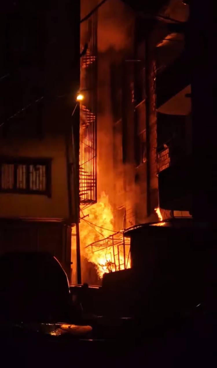 Bahçelievler'de Hurdalıktan Yükselen Alevler Yan Bina ile Buluştu