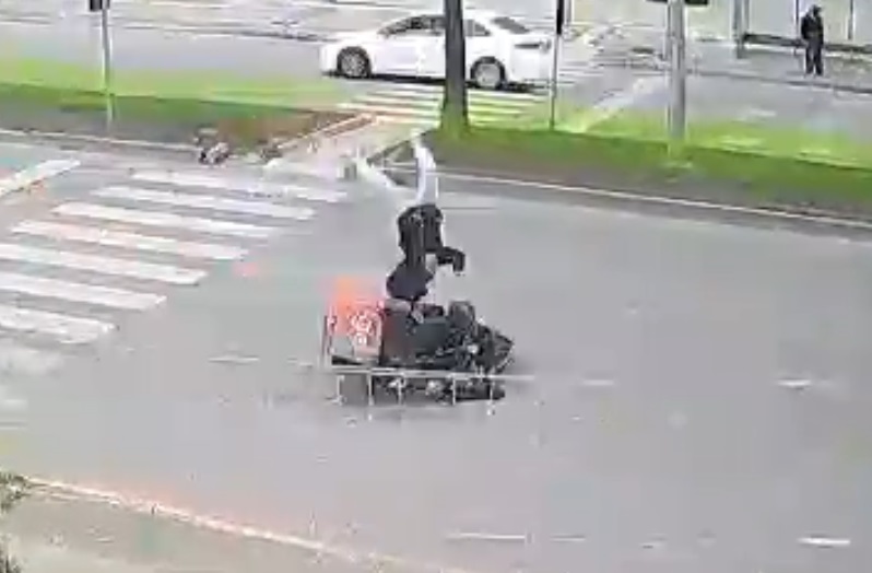 Mersin'de Motokuryenin Çocuğa Çarptığı Anlar Güvenlik Kamerasına Yansıdı