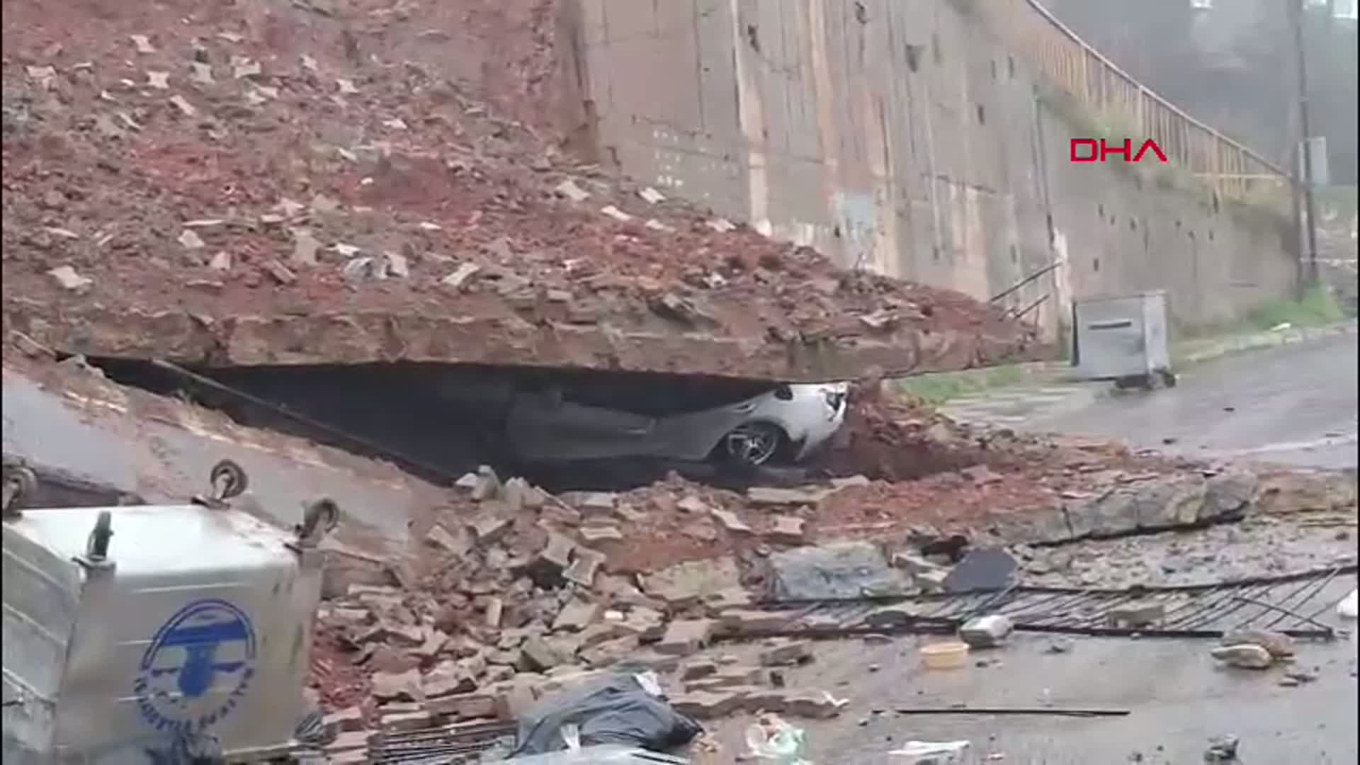 Maltepe'de Ortaokulun İstinat Duvarı Çöktü