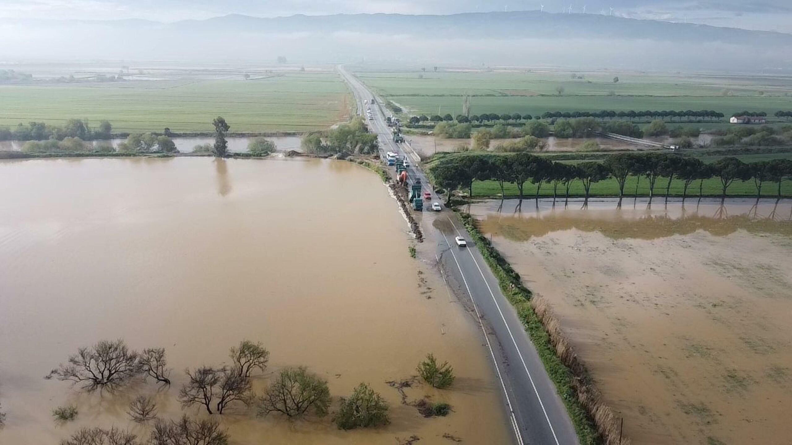Büyük Menderes Nehri Taştı: İncirliova ve Koçarlı'da Tarım Arazileri Su Altında Kaldı