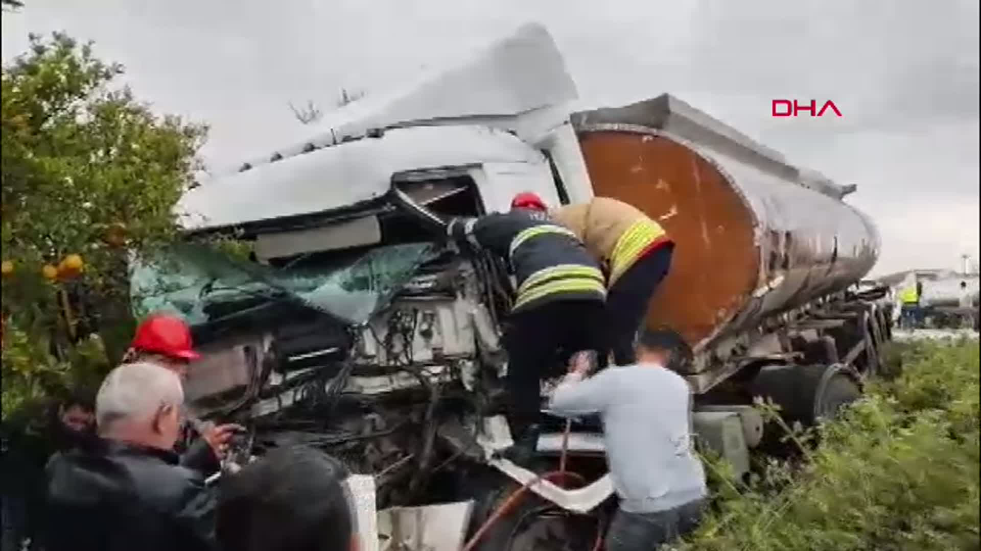 Hatay'da TIR ile Tankerin Çarpışması: 2 Yaralı