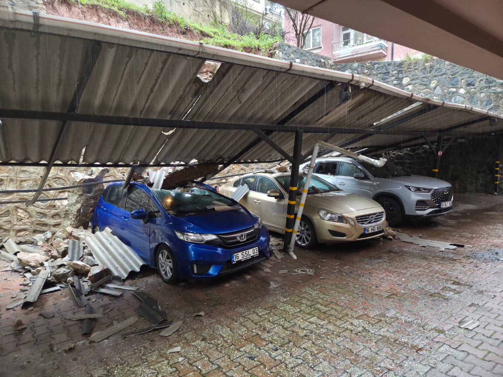 Bursa'da Şiddetli Sağanak ve Fırtına Hayatı Olumsuz Etkiledi