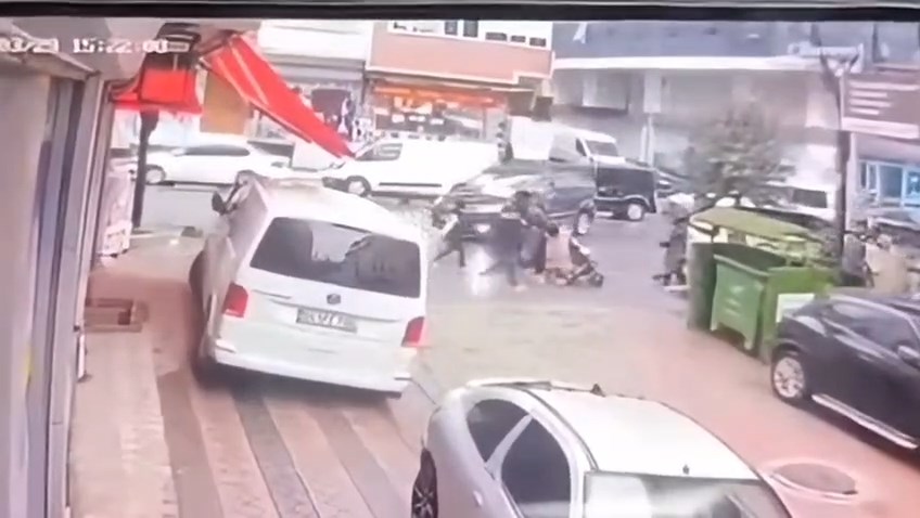 Sultangazi'de Hafif Ticari Araç Çocuğa Çarptı