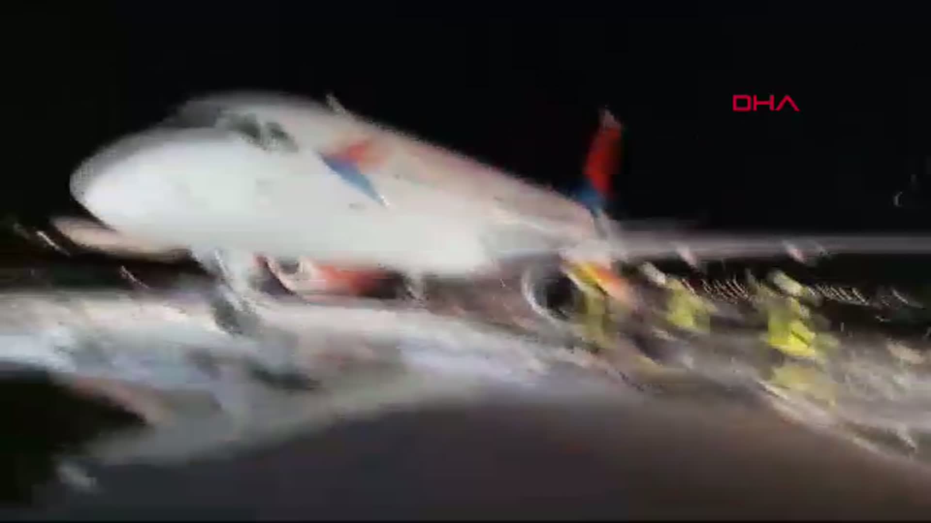 Antalya'da Yangına Maruz Kalan Uçağın Söküm İşlemleri Başladı