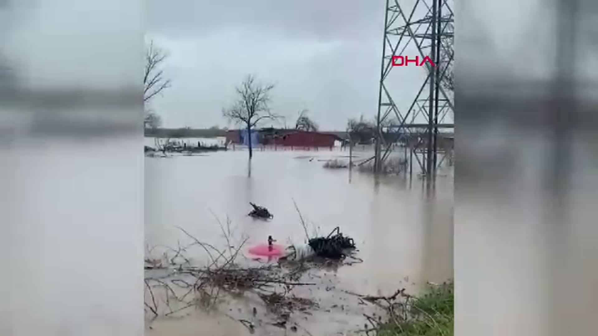 Bursa'nın Karacabey İlçesinde Sağanak Yağış ve Fırtına