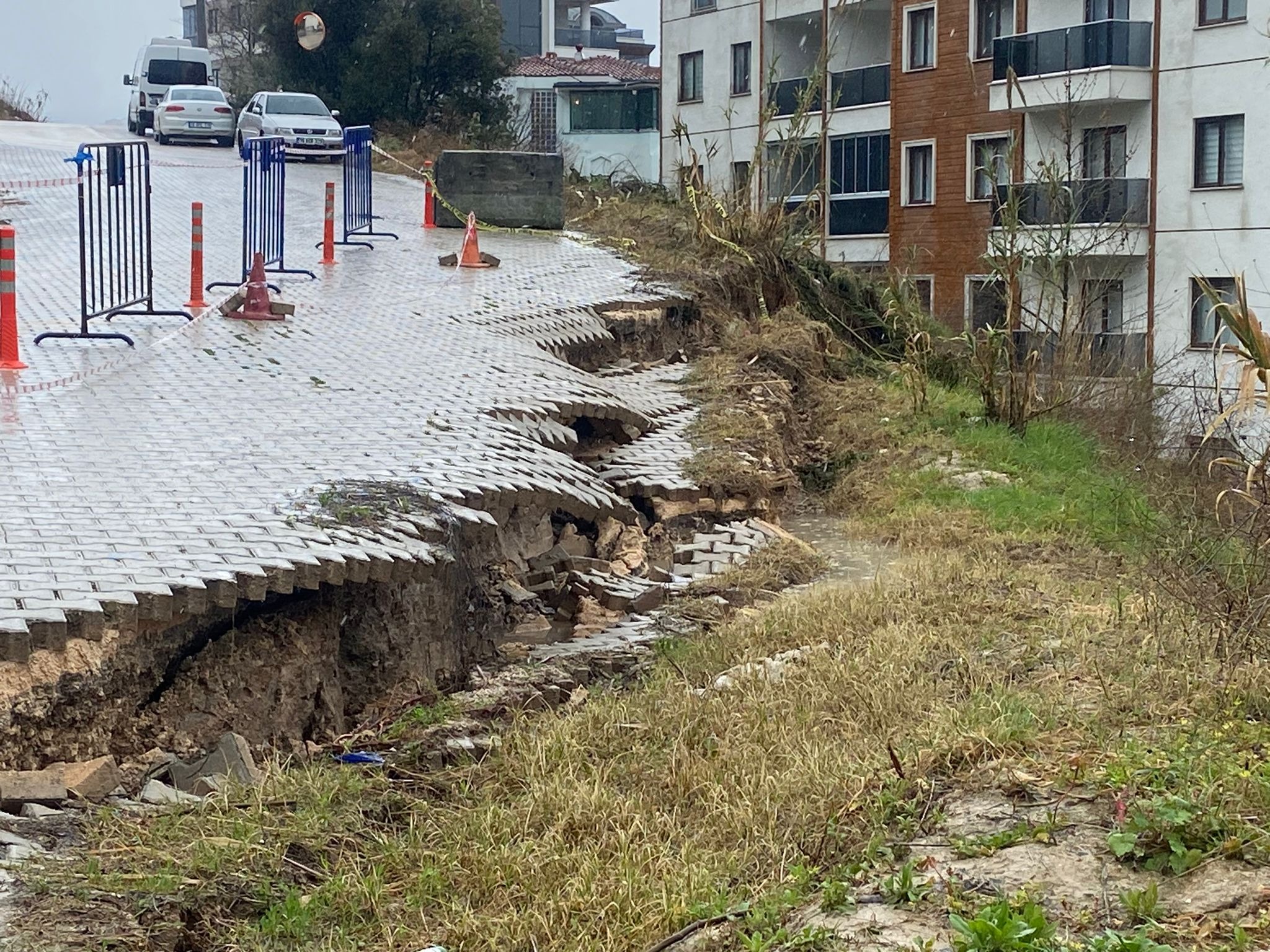 Bursa'da Şiddetli Yağış ve Fırtına: Ağaçlar Devrildi, Yollar Çökmeye Başladı