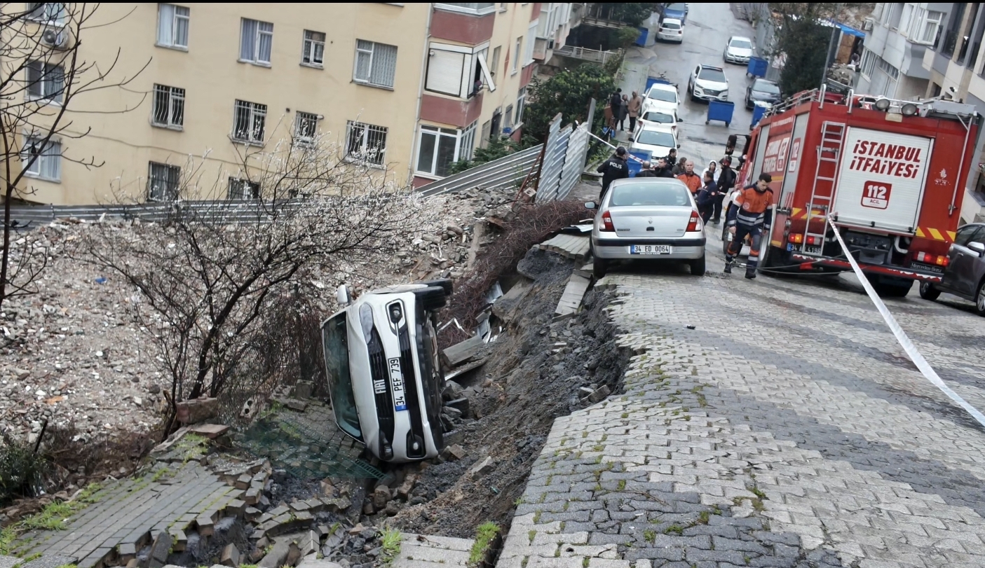 Üsküdar'da Yağış Sonrası Yol Çöktü, Araç Çukura Düştü