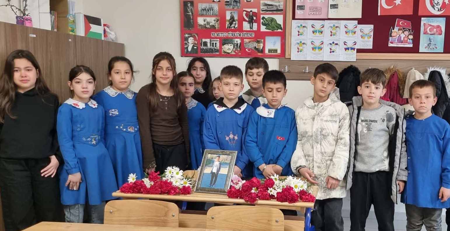 Bülent Umut Kesgin'i Arkadaşları Unutmadı: Sırasına Çiçek Bıraktılar
