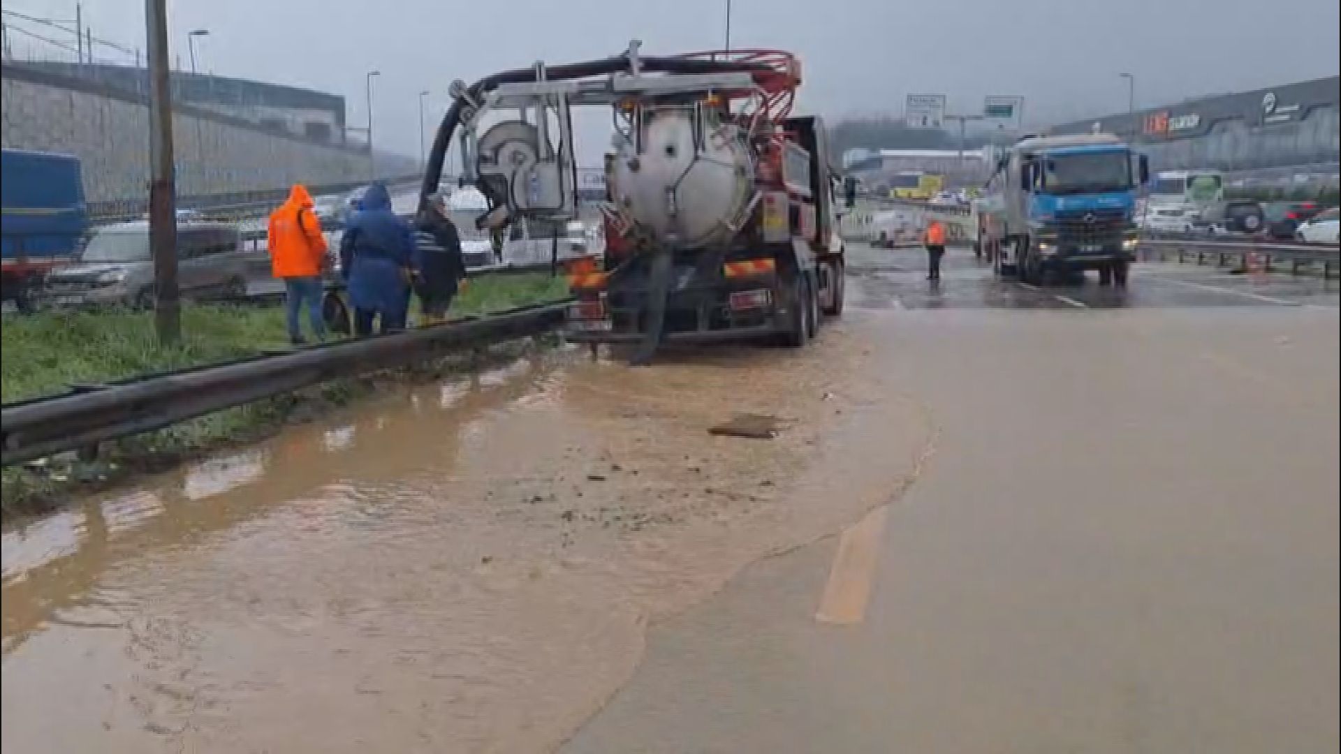 Çekmeköy'de Dere Taşması Sonucu Kadıköy Yolu Trafiğe Kapandı