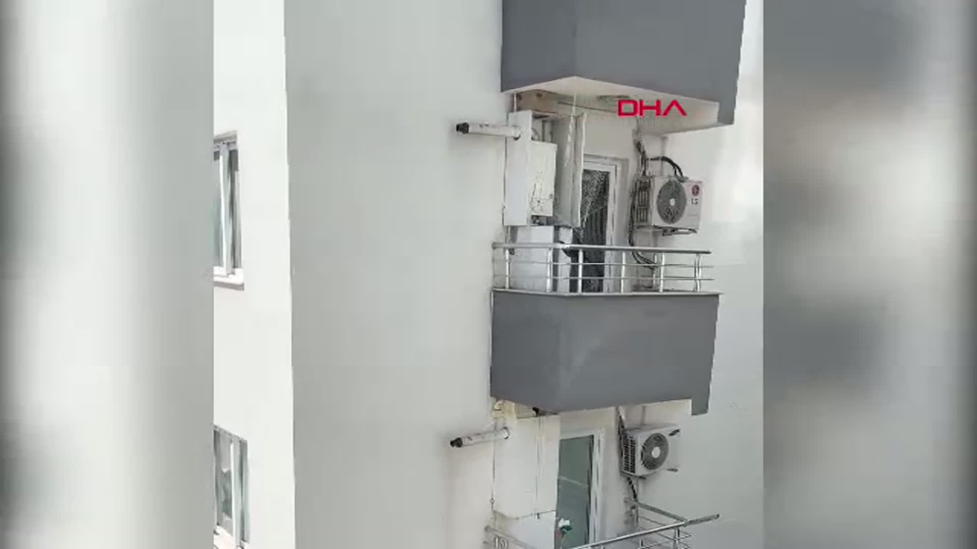 Mersin'de Balkona Takılan Güvercin Kurtarıldı