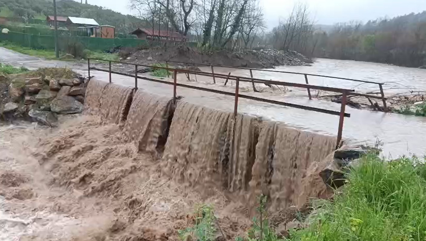 Bursa'da Sağanak Yağış ve Fırtına Etkili Oldu