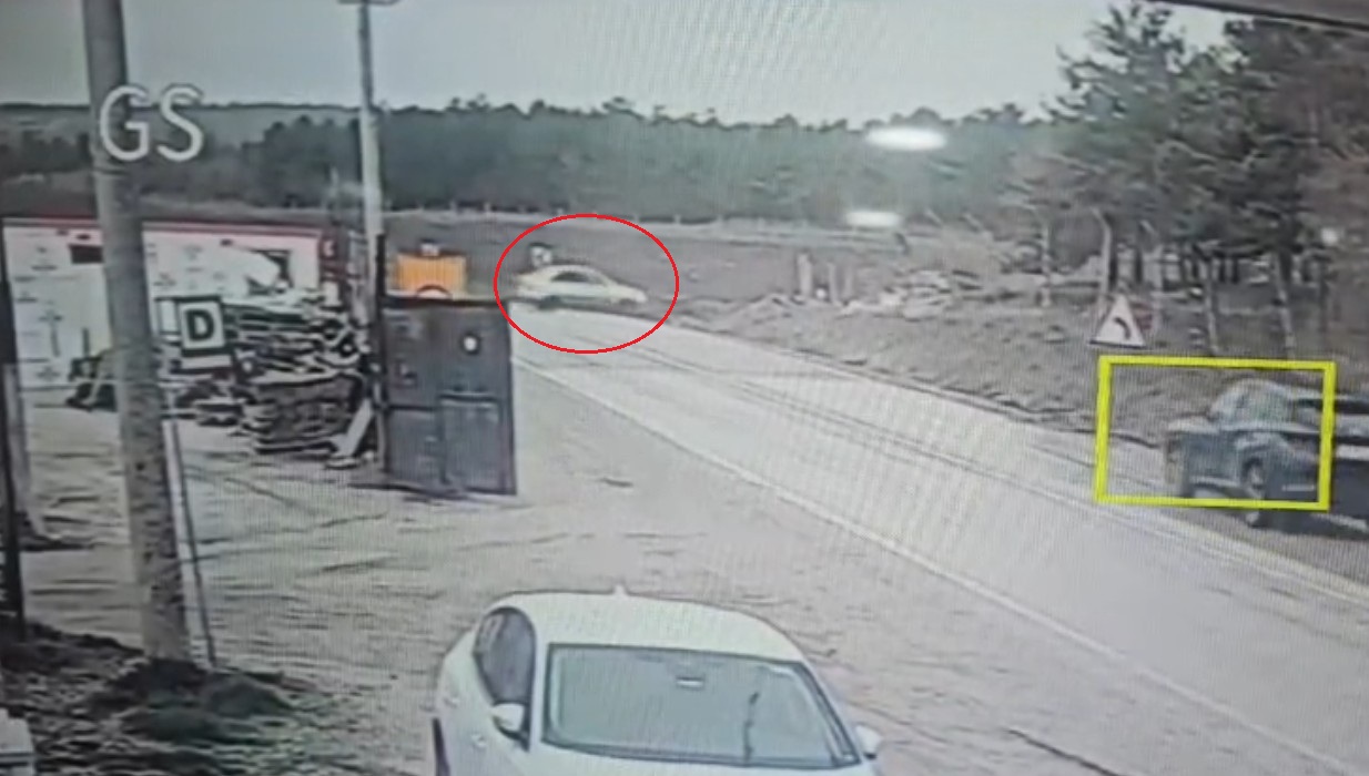 Eskişehir'de Şarampole Devrilen Otomobilde 3 Yaralı