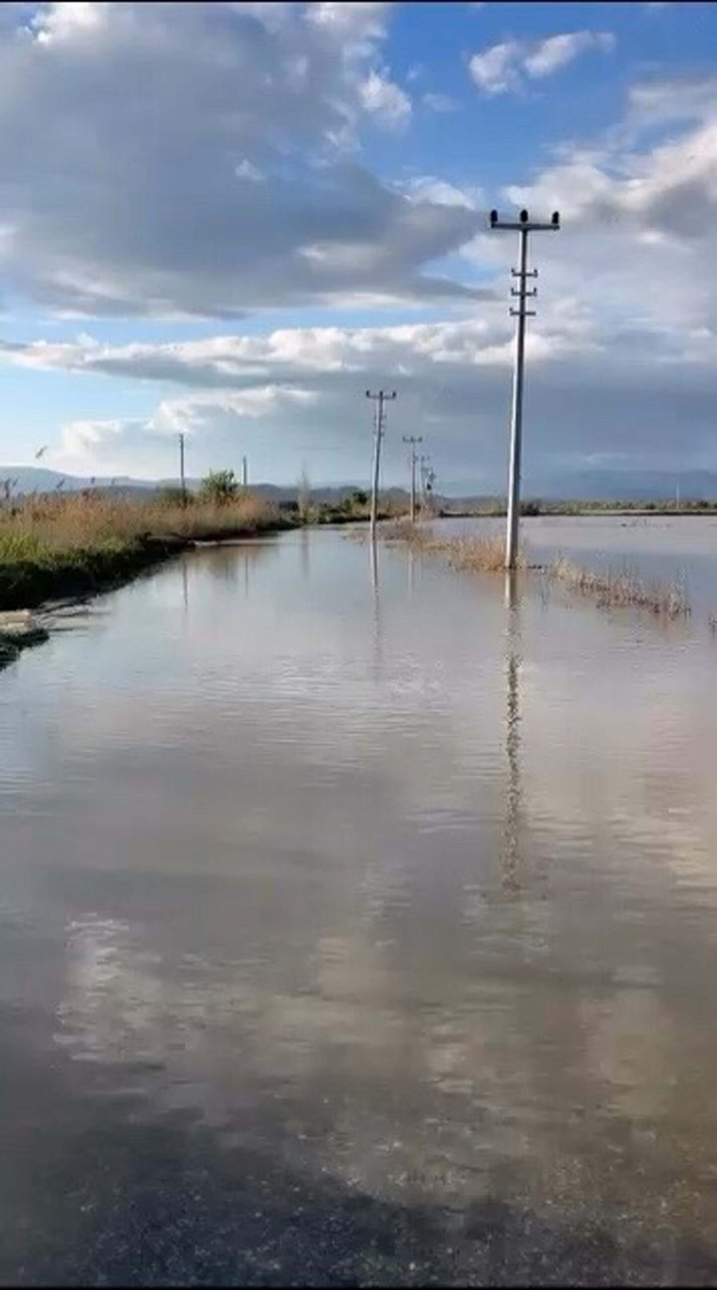 Menderes Nehri Taştı: Yol Ulaşımına Kapandı