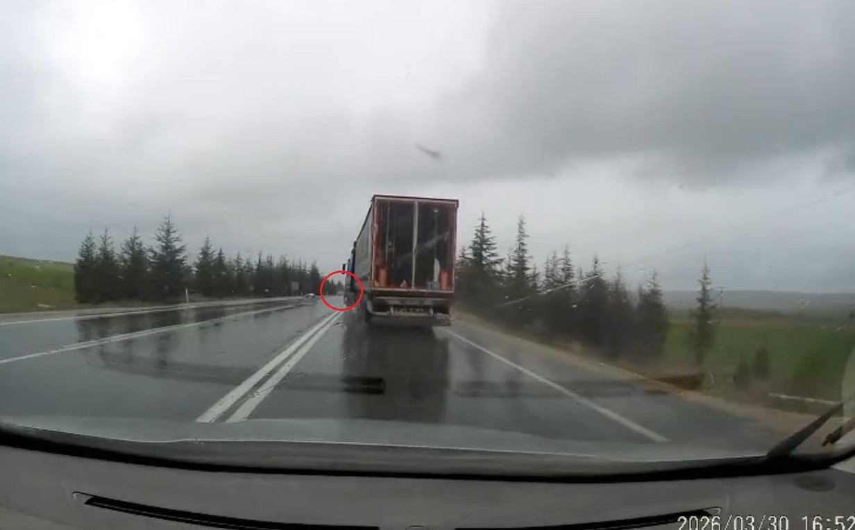 Eskişehir'de TIR'ın otomobile çarpması sonucu feci kaza: 1 ölü, 2 yaralı