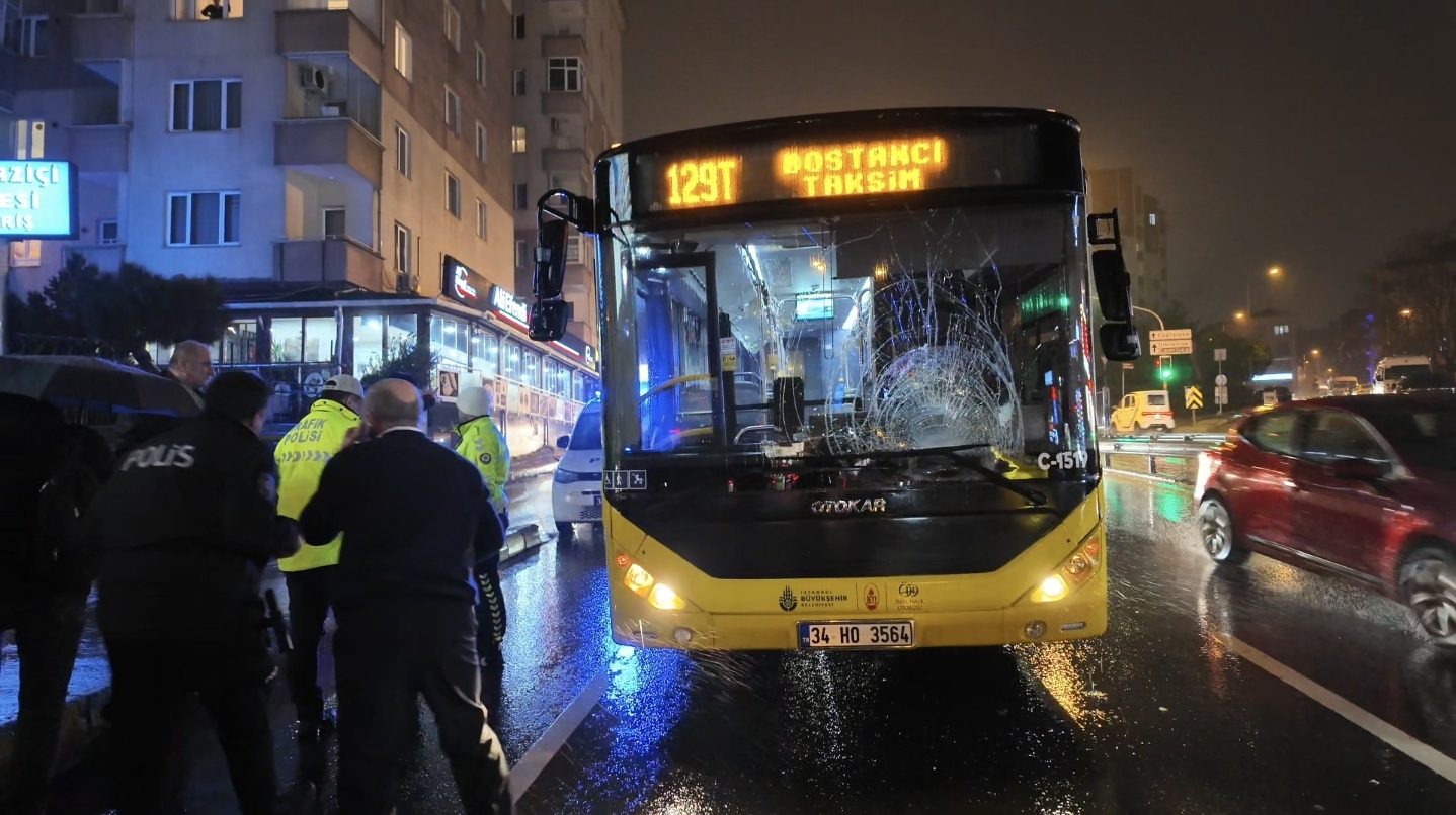 Üsküdar'da Kırmızı Işık İhlali: İETT Otobüsü Yayaya Çarptı