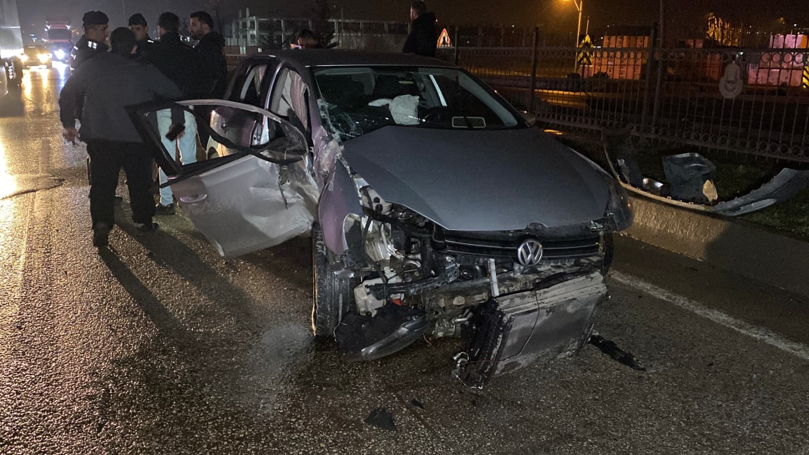 Bursa'da Kontrolden Çıkan Araç Aydınlatma Direğine Çarptı: 2 Yaralı
