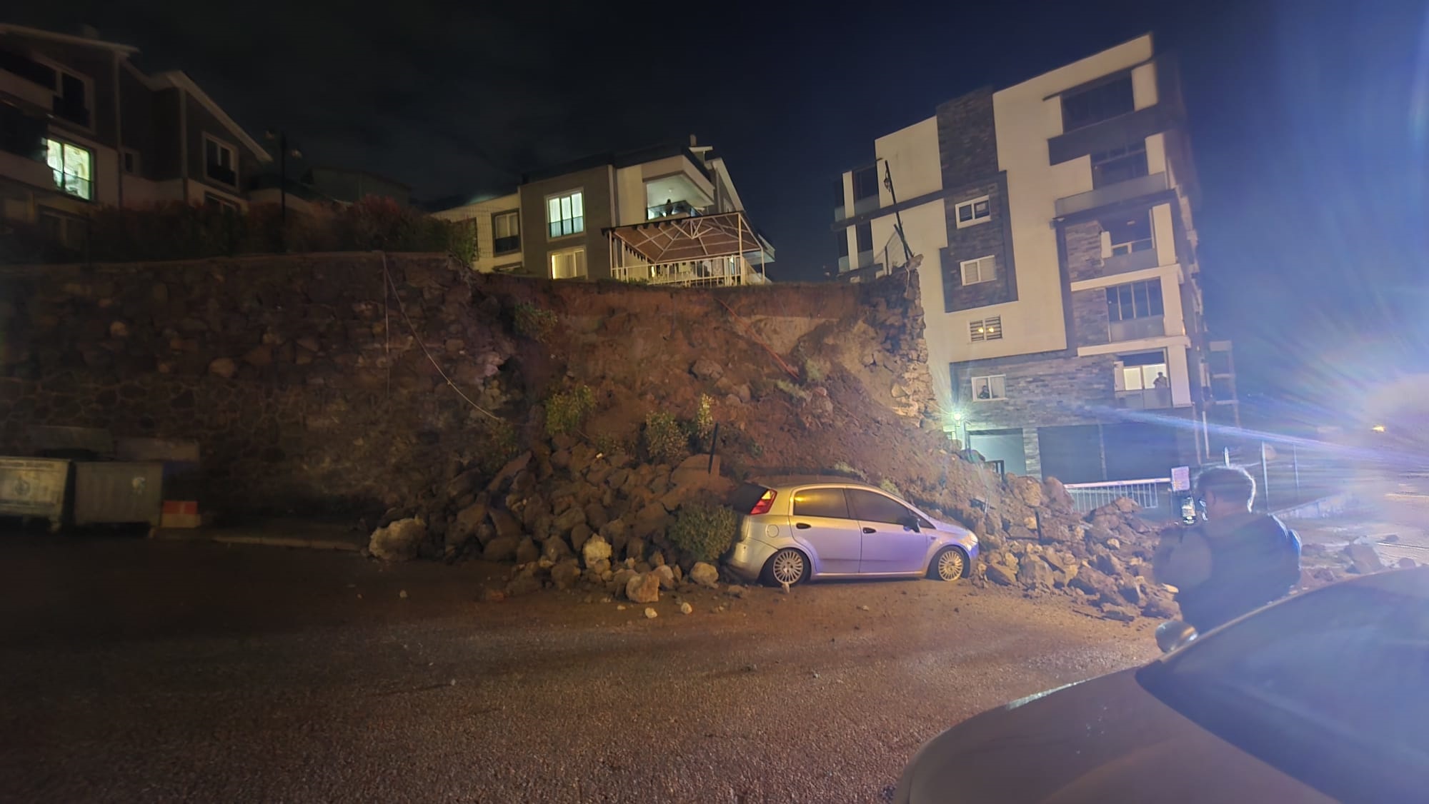 Bursa'da İstinat Duvarı Çöktü, Park Halindeki Otomobil Kullanılamaz Hale Geldi