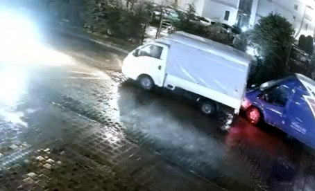 Avcılar'da Kamyonet Park Halindeki Minibüse Çarptı: Dikkat Çeken Kaçış
