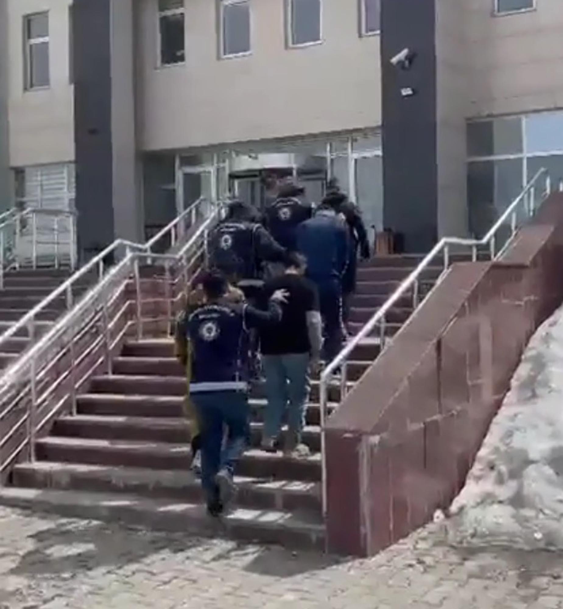 Kars'ta Durdurulan Kamyonette 12 Kaçak Göçmen ve 4 Organizatör Yakalandı