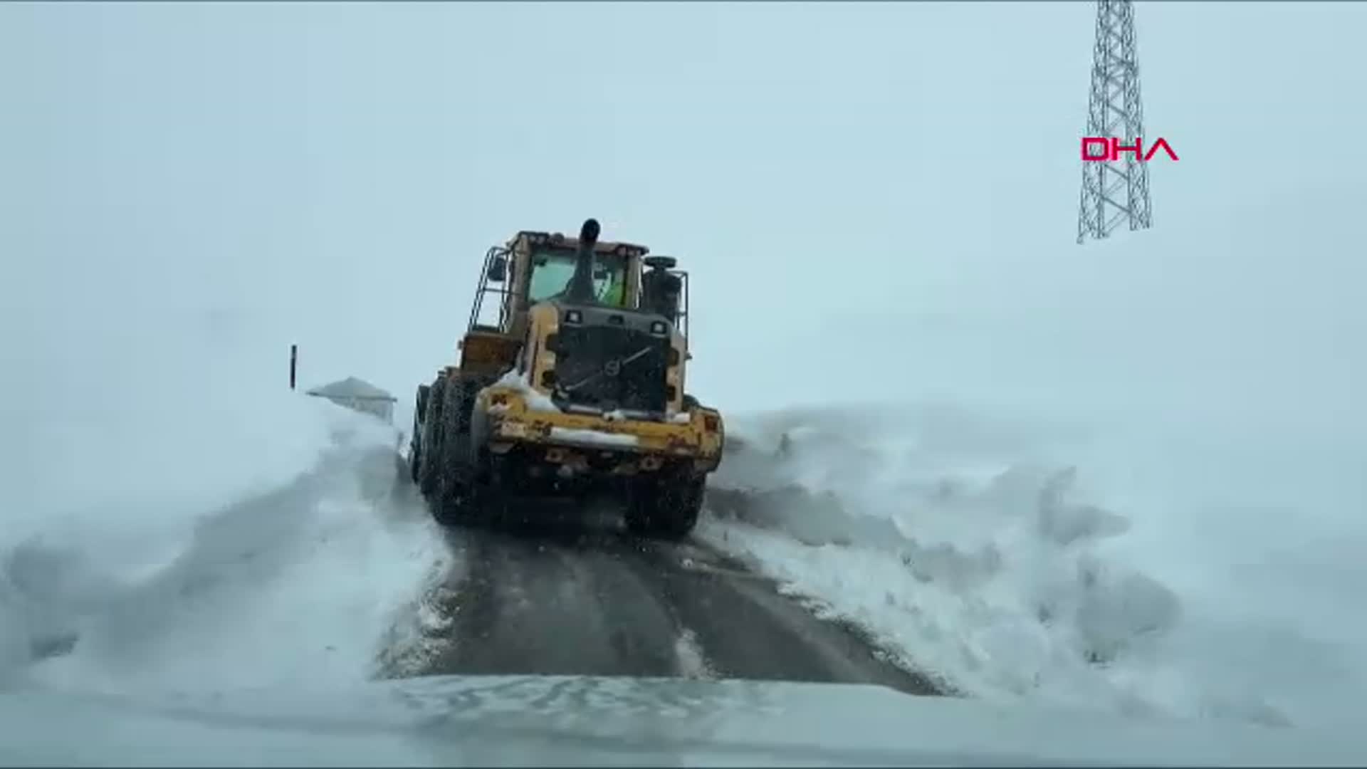 Yüksekova'da Kar Galası: Evler Beyaz Altında Kaldı