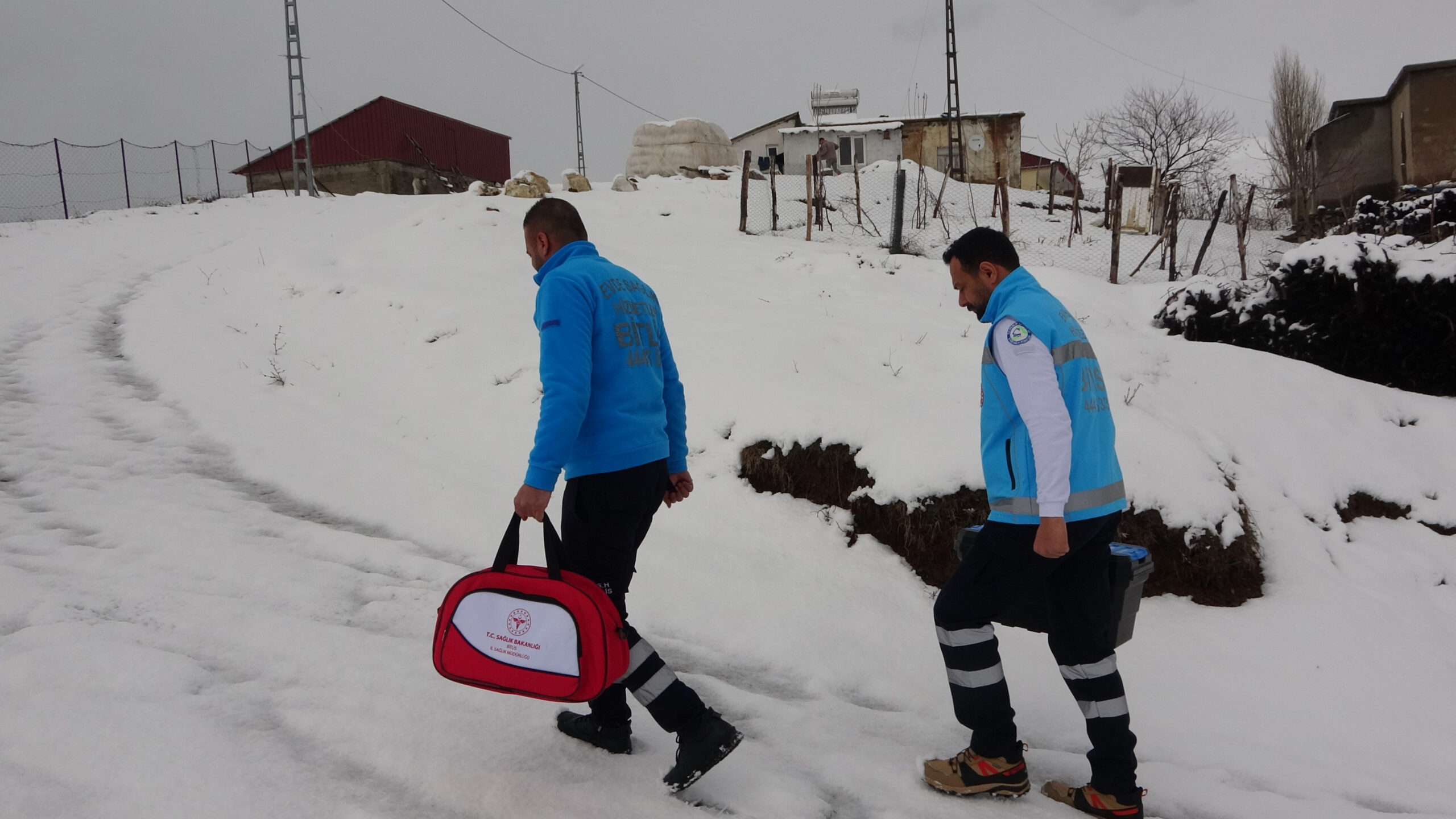 Bitlis'te Yatalak Hastaya Evde Diş Tedavisi: Zorlu Kış Şartlarına Rağmen