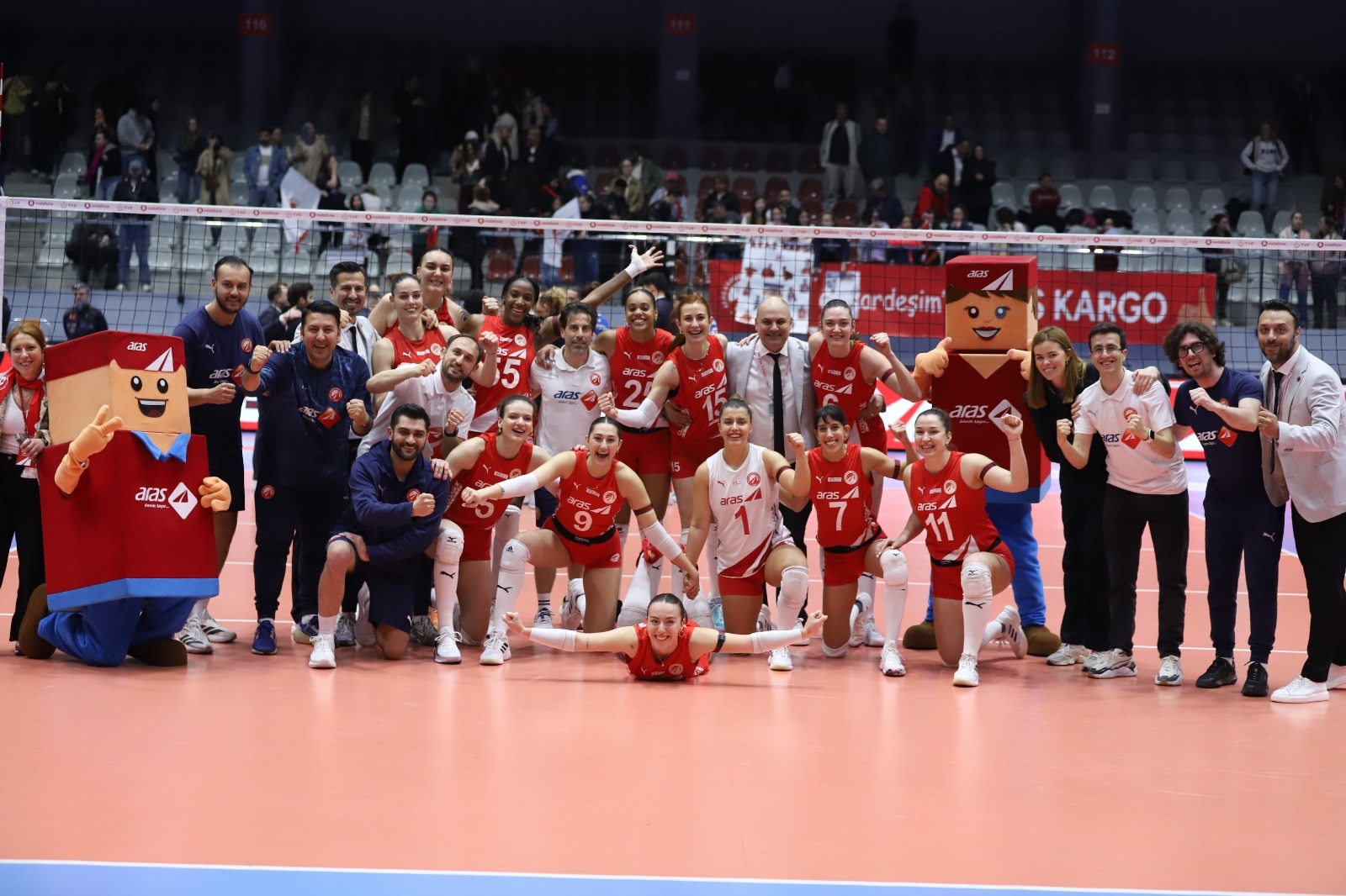 Aras Kargo Kadın Voleybol Takımı Play-Off'a Galibiyetle Başladı