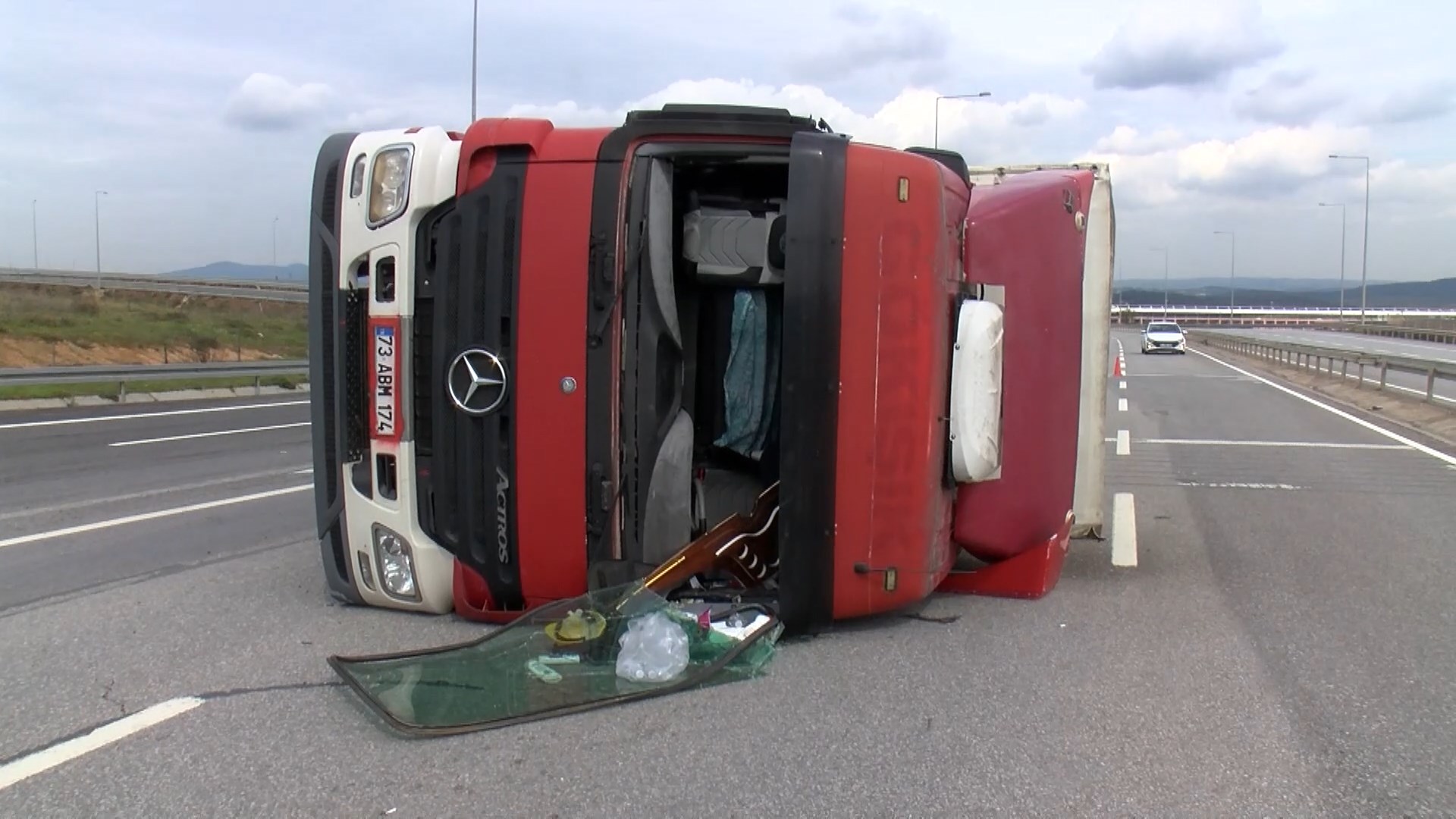 Tuzla’da Saman Yüklü TIR Devrildi: Şoför Hastaneye Kaldırıldı