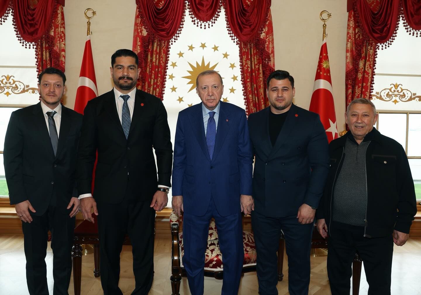 Cumhurbaşkanı Erdoğan, Güreş Federasyonu Başkanı Taha Akgül’ü Makamında Ağırladı