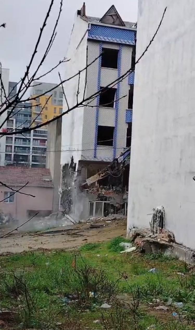 Sultangazi'de Kentsel Dönüşüm Depremi: Apartman Yıkıldı, Komşu Bina Zarar Gördü