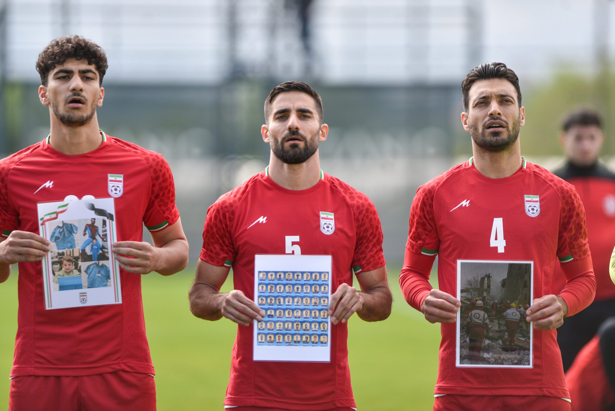 FIFA Başkanı Infantino, İran Milli Takımı'nın Savaşta Ölen Çocukların Fotoğraflarıyla Doldurduğu Maçı İzledi