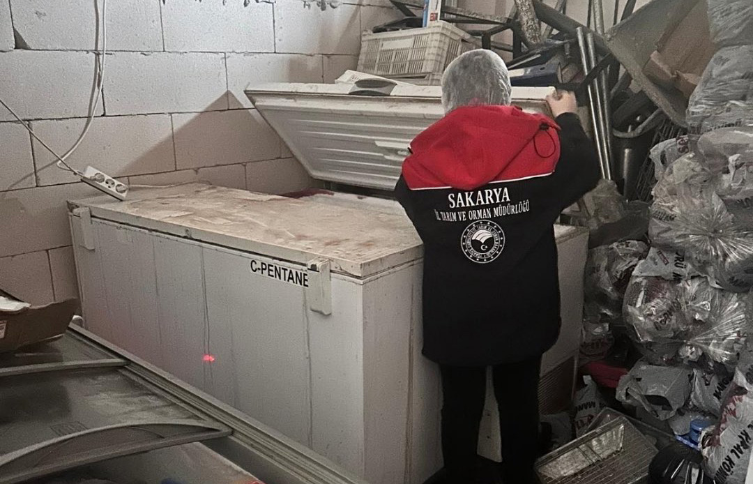 Sakarya'da 200 Kilogram Süresi Geçmiş Tavuk Eti Ele Geçirildi