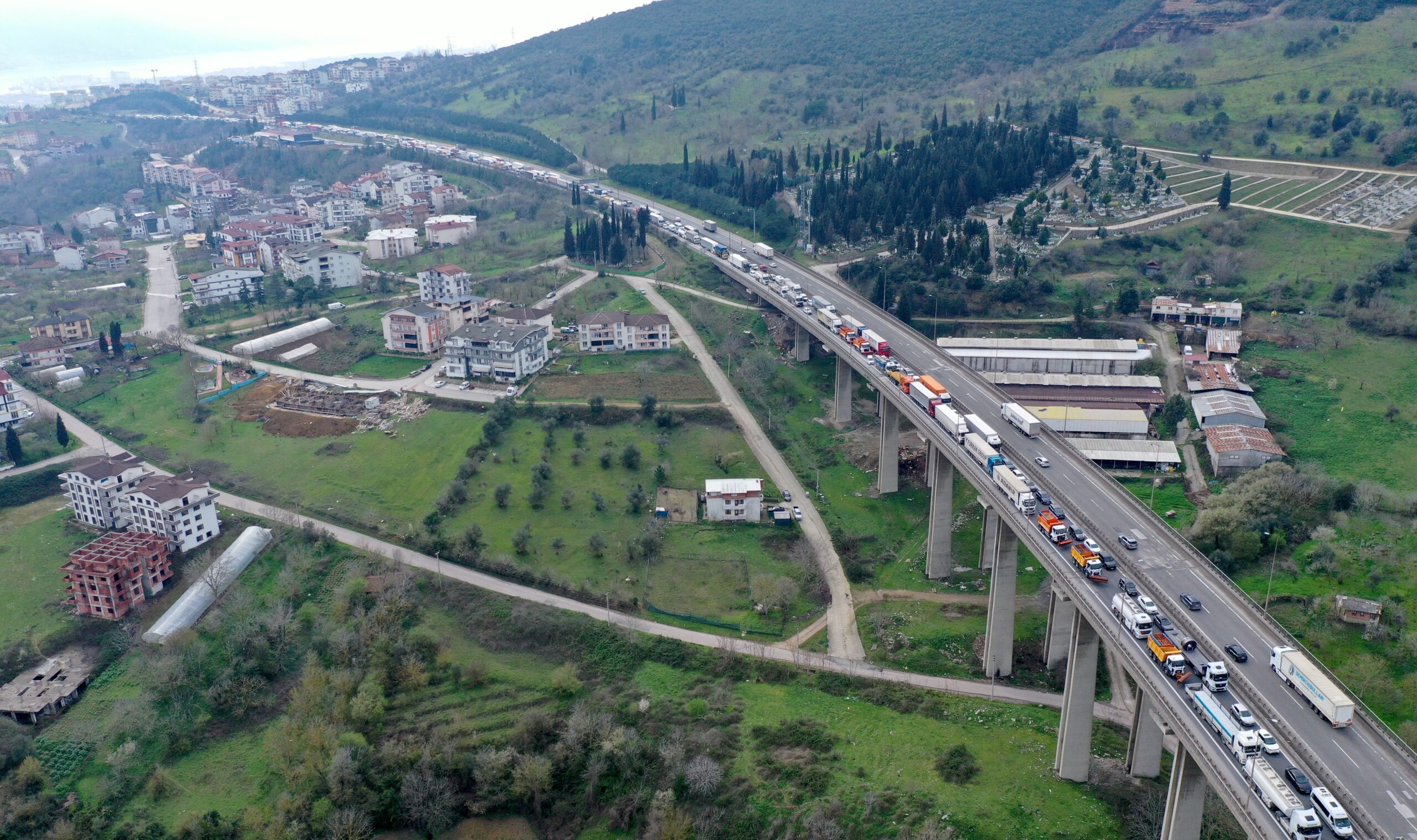 TEM Otoyolu'nda Zincirleme Kaza: 2 TIR ve 2 Otomobil Çarpıştı