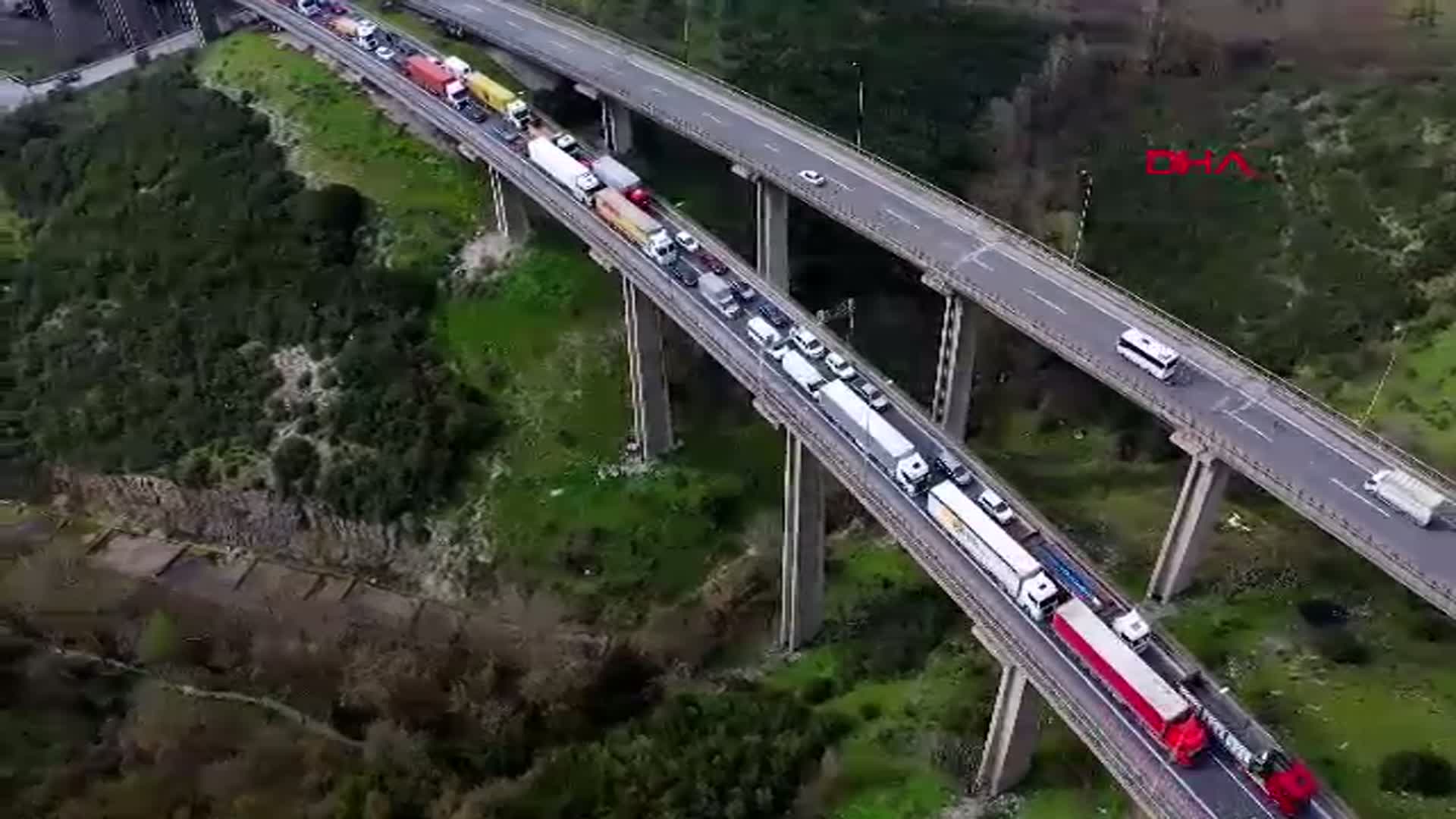 Kocaeli TEM Otoyolu'nda Zincirleme Kaza: 2 TIR ve 2 Otomobil Çarpıştı