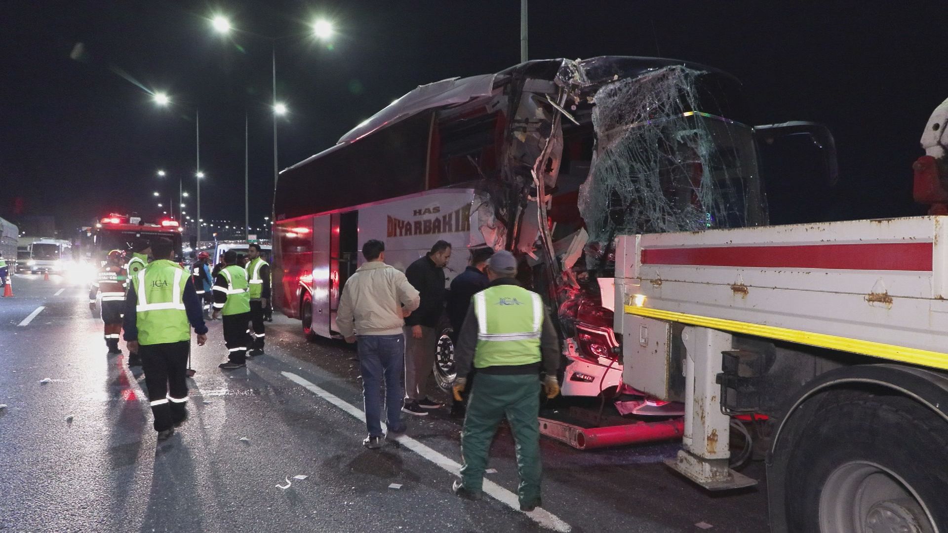 Sancaktepe'de Otobüs ve TIR Kaza Yaptı: 10 Yaralı