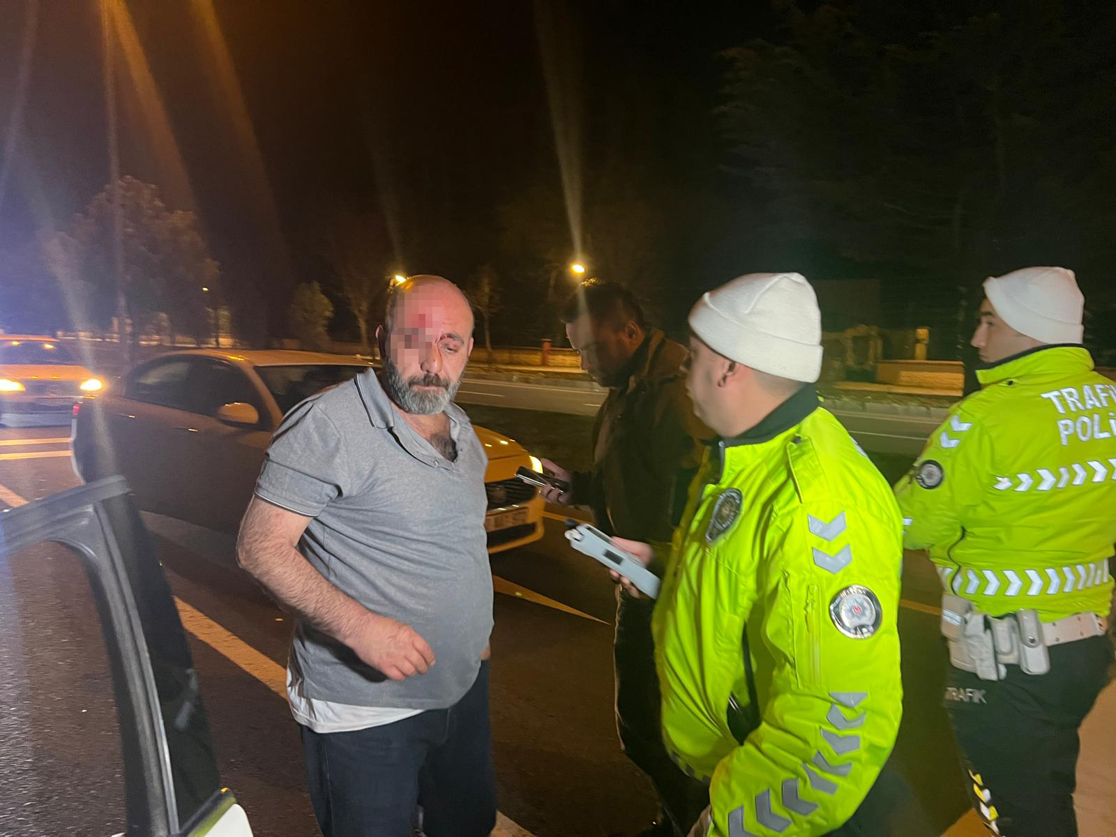 Alkollü Sürücü Kırmızı Işıkta Bekleyen Araca Çarptı, Vatandaşlar Tarafından Darbedildi